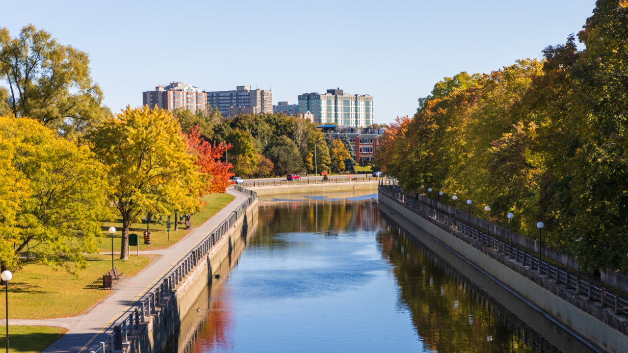 Canal rideau in Ottawa on a sunny fall day